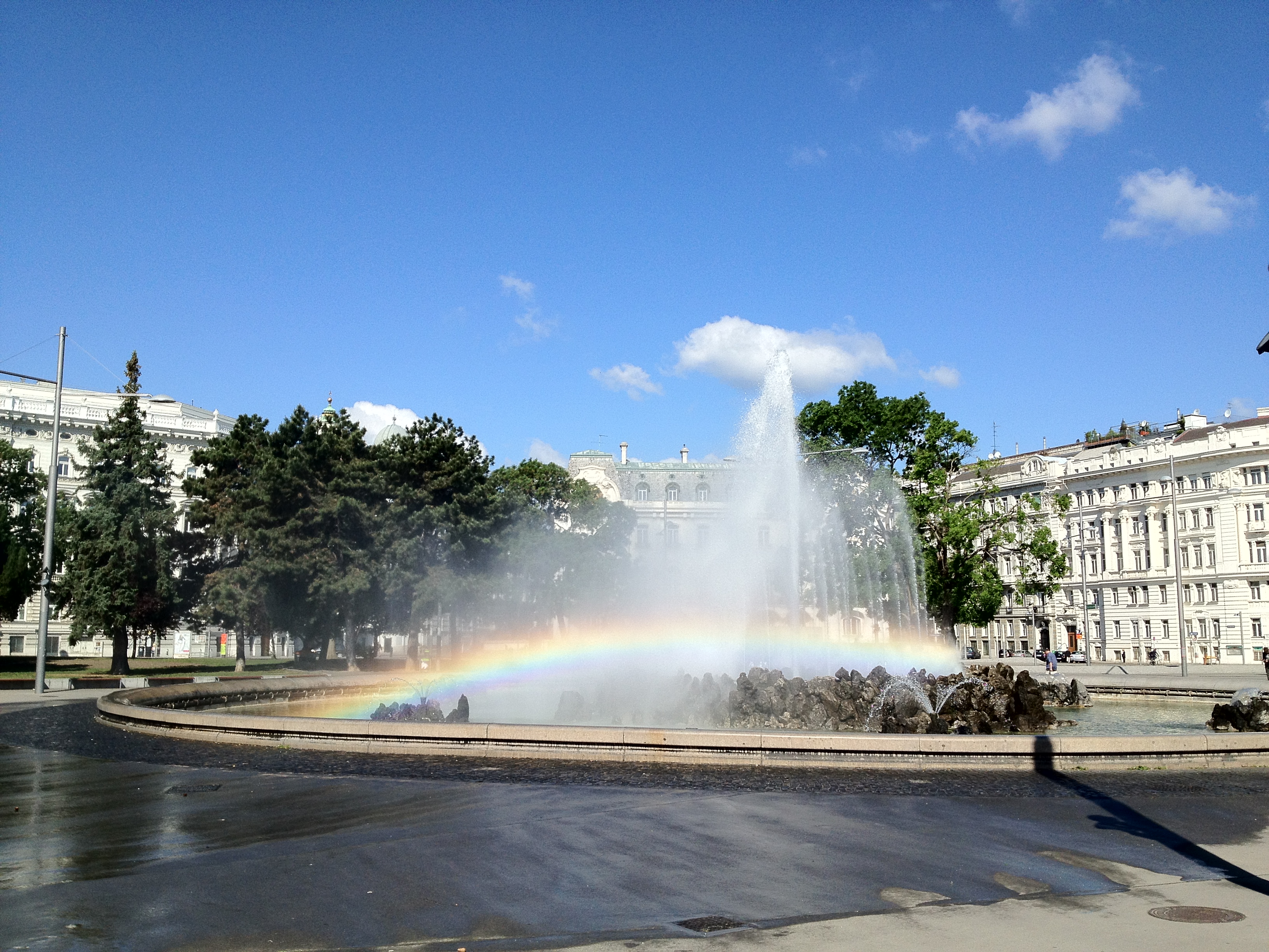 Regenbogen und blauer Himmel