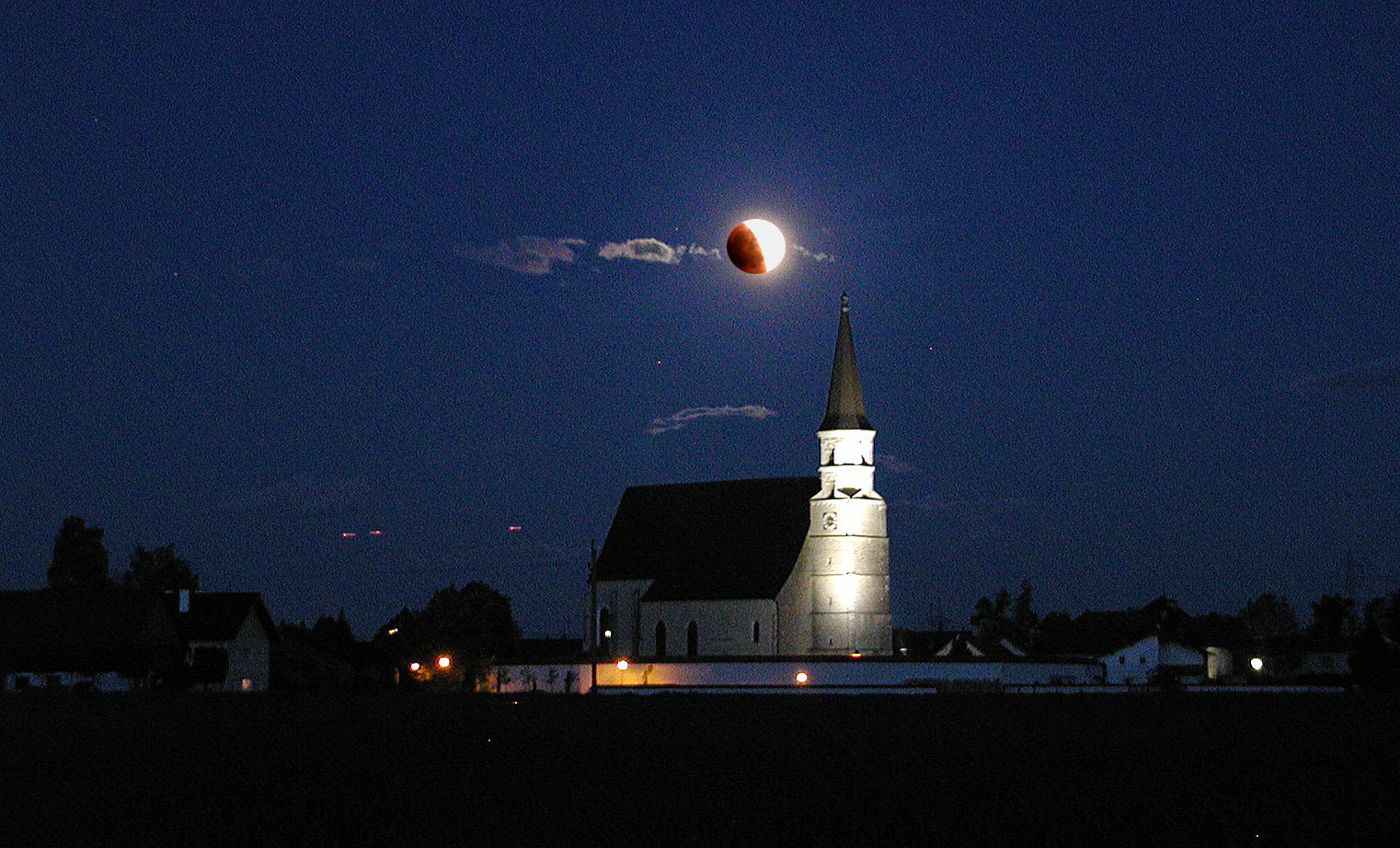 Woher kommt der Schatten auf dem Mond?