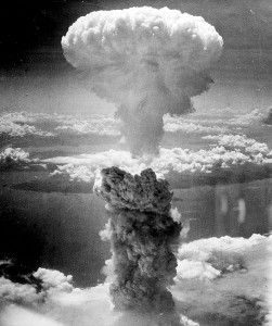 Atombombenabwurf mit einer Boeing B-29 Superfortress auf Nagasaki am 9. August 1945. Der Atompilz stieg 18 km hoch.