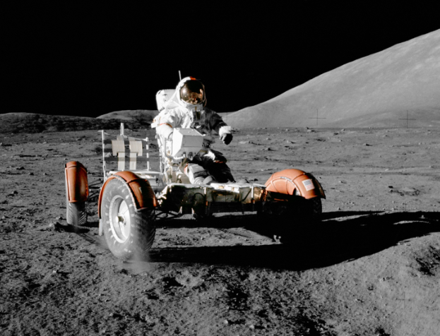 Warum ist der Mond weiß?