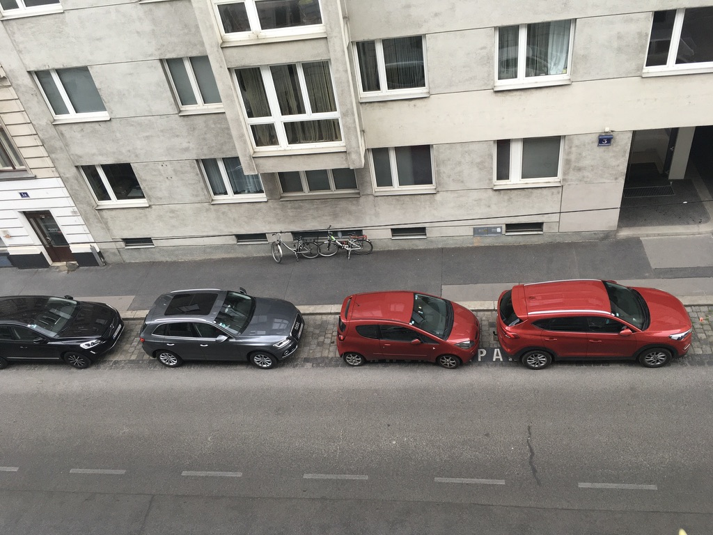 Abstand parkender Autos